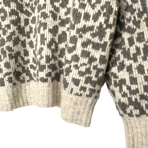 Old Navy Cozy Crew Neck Cheetah Print Sweater Size Medium - Picture 3 of 9